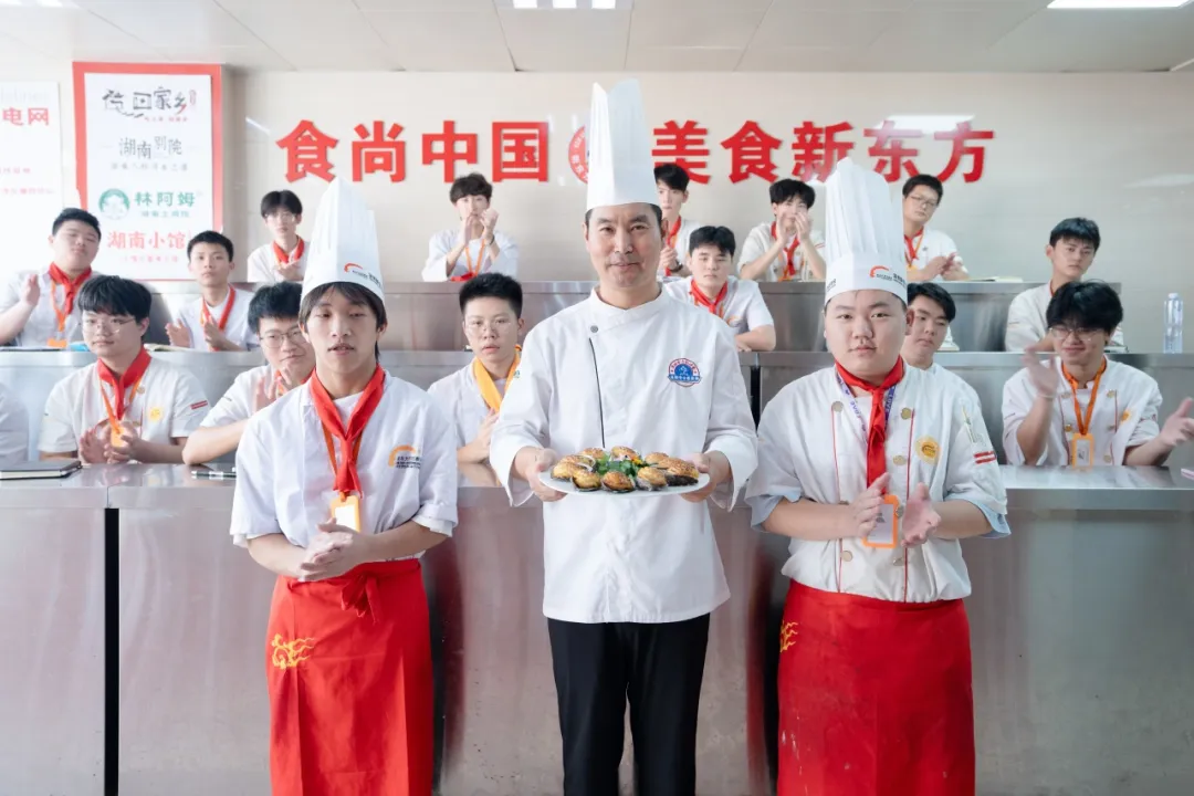 “亚洲厨王”于景林大师进校园，匠心传承启新程。   